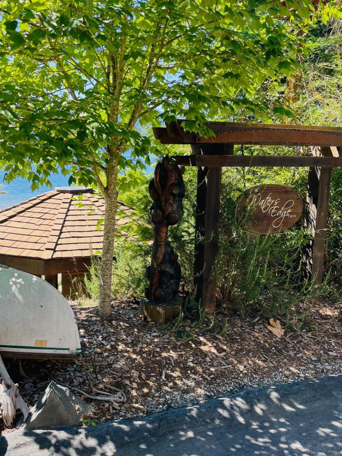 Lodge The Tuwanek And Sechelt