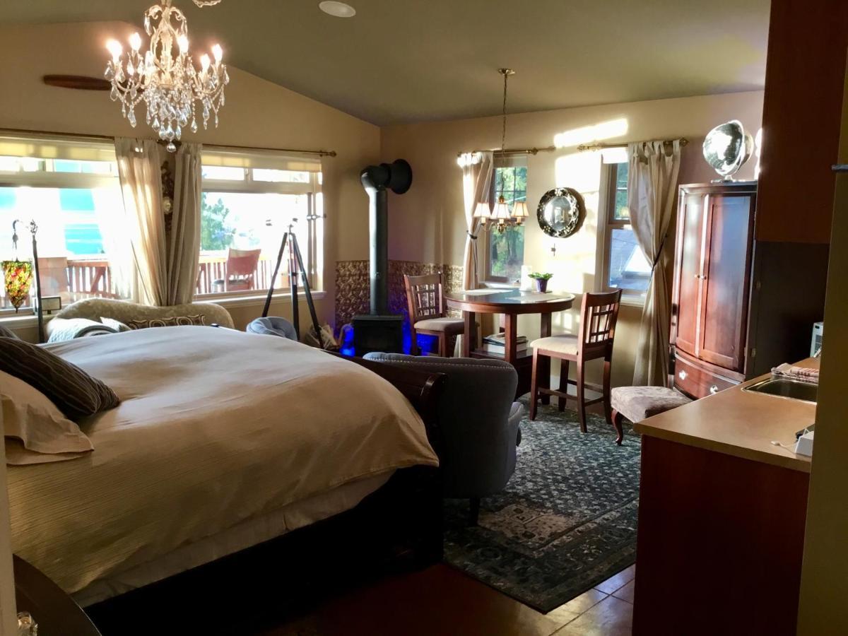 Lodge The Tuwanek And Sechelt
